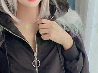 KuukoW学妹写真，高清到每一个发丝都让我想多看两眼。