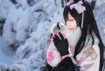 Neko薇薇的红裙，图片中的优雅与现实的随性，似乎存在矛盾