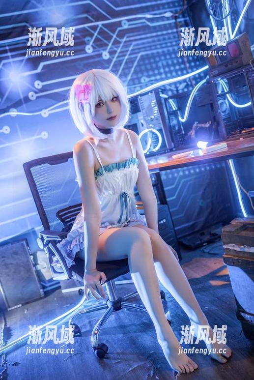 Quan冉有点饿在芙洛伦的写真集里：一边欣赏一边犯馋！