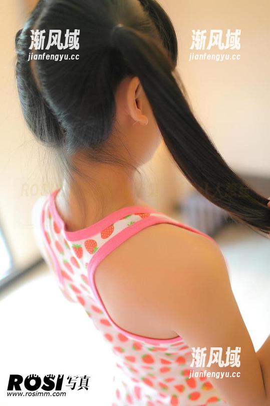ROSI写真 ROSI的双马尾私拍合集,看了让人想起那些年…