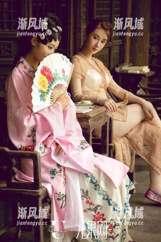 UGirls尤果网 - 穆菲菲的美脚作品，图包就像是她的脚步声，悄悄靠近。