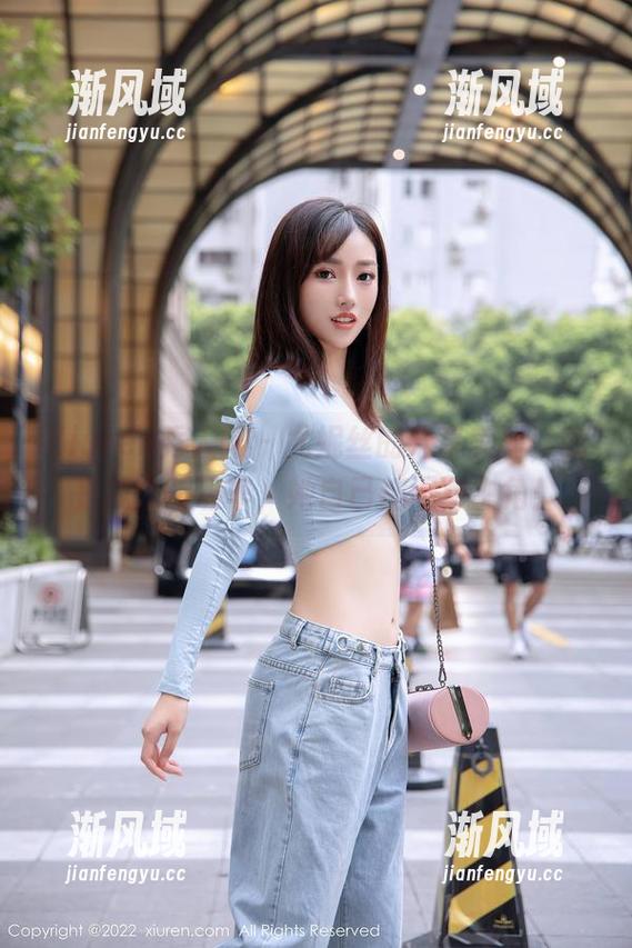 Xiuren秀人网 - 尤妮丝的分享美图，就是找个超级车，她自己都不算主角！