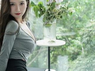 Xiuren秀人网 - 这作品里的木木hanna，比例搭得真好，是不是在和时间做交易呢？