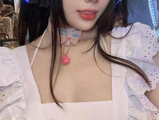 九言的更新：白衬衫穿出办公室走廊走秀的样子！