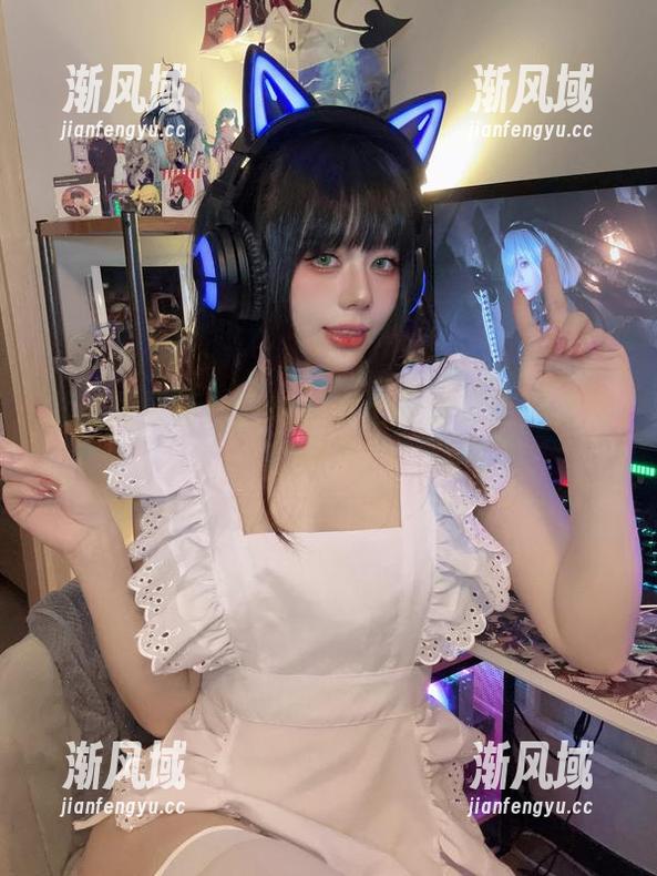 九言的更新：白衬衫穿出办公室走廊走秀的样子！
