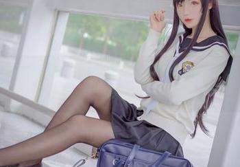 对于白丝和紫色T恤，兔玩映画的写真图集表示：小心，画风突变！