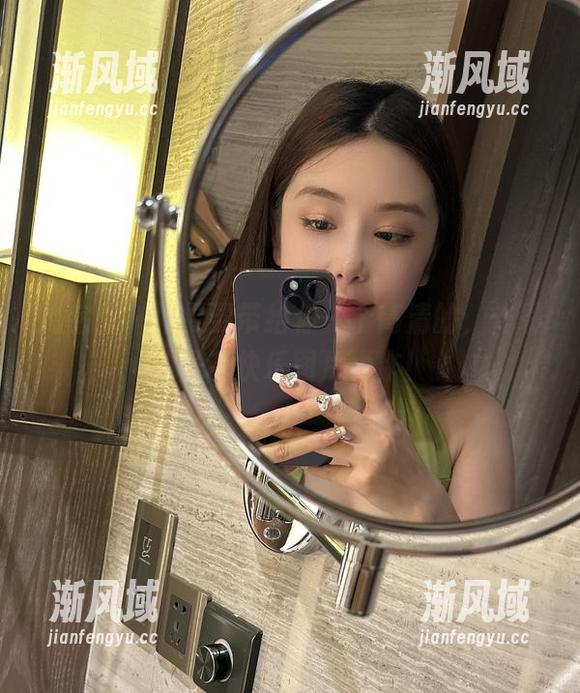 微密圈 - 奶雯要带给你一个高清的，炸裂的圣诞快乐图片大作！