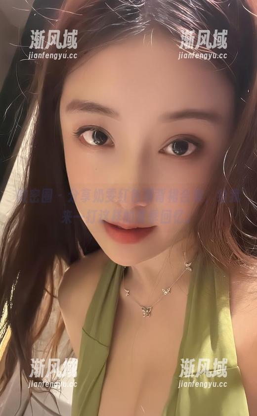 微密圈 - 分享奶雯红色漏背裙合集，给我来一打这样的夏季回忆。