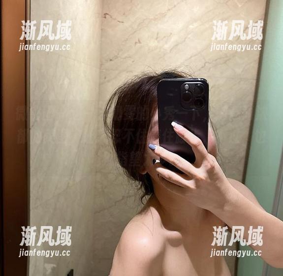 微密圈 - 这一波奶雯的小秀一下，随意而浓郁的美图，让人忍不住停住脚步，不过，也别指望太多。