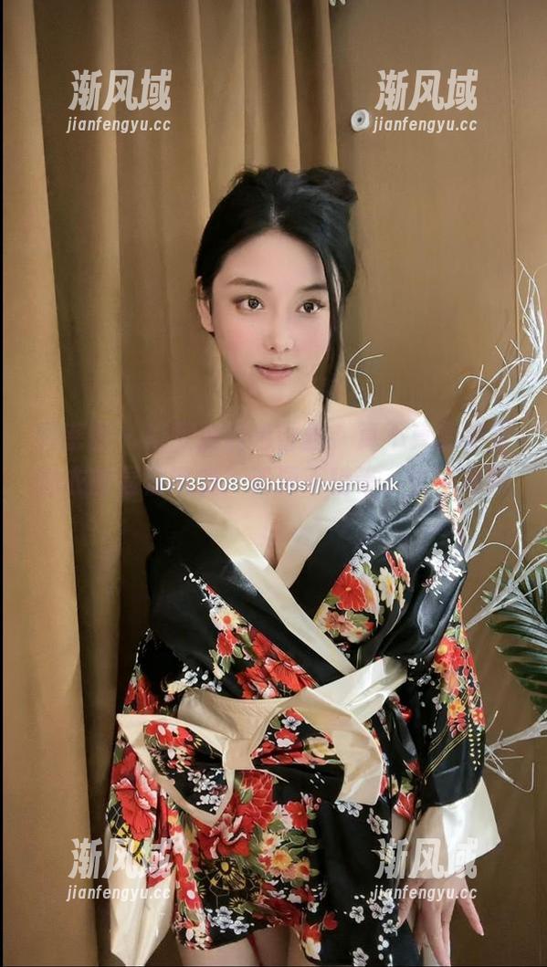微密圈 - 奶雯的白色蕾丝，算不算是穿着睡衣的显性诱惑？资源不稍等，快来瞧瞧！