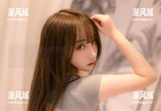 尤猫醒醒ovo穿的连衣裙，图包中的每一张都不太一样呢，值得驻足。