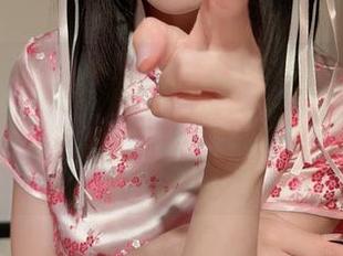 原图的每个细节都围绕着那个秘书走，布丁大法果真拿捏得当，资源快点召唤我吧！