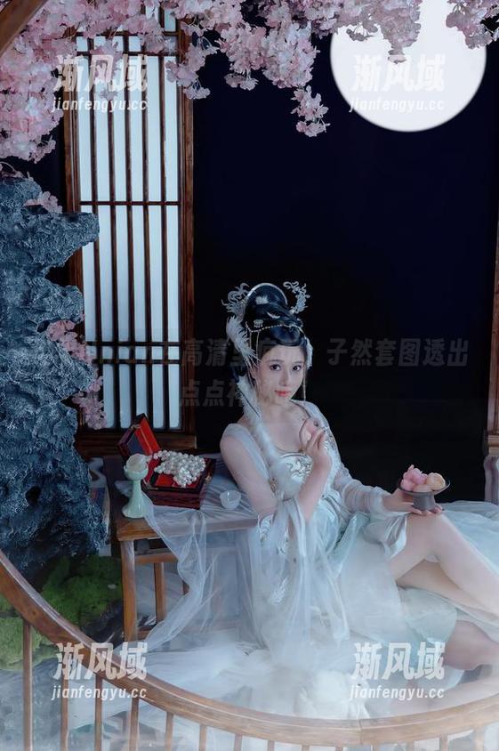年年Nnian在高清里疯玩，子然套图透出点点神秘哦！