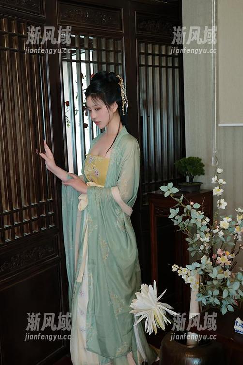 年年Nnian的轰动作品：红豆之戏，在图库中肆意生长！