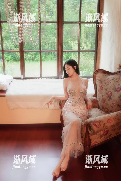 年年Nnian又被丝袜俘获，私拍资源轻松更新！