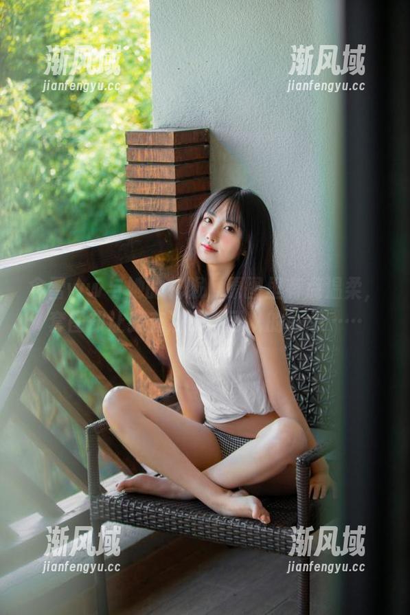 念雪ww 念雪ww与她的礼服,原图里有点温柔,套图却让我充满了不可以的联想……