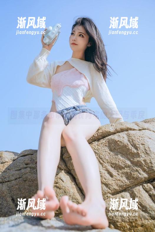 图集中那条吊带：桃良阿宅的大胆与乖戾
