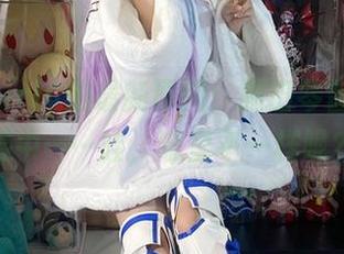 白栎Shirly的最新原图：藤田琴音在打歌服中……哇，哪里不一样呢？