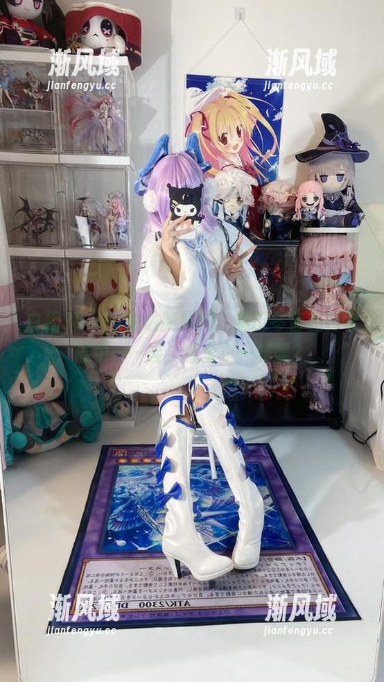 白栎Shirly的最新原图：藤田琴音在打歌服中……哇，哪里不一样呢？