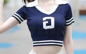 秀人网 - “奶茶味的包子”在海边的水波中，原图下载来体验一下。