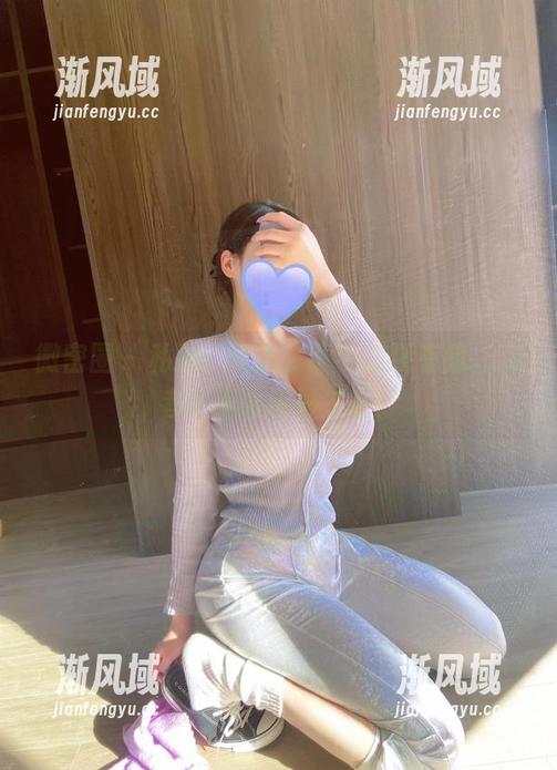 微密圈 - 私拍：红色、童小芯还有我，三者之间的微妙关系。