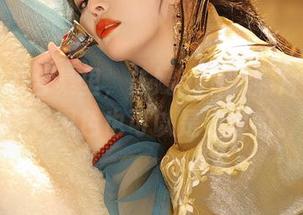这黑色的合集里，苏嫣qvq的照片让我觉得，黑色也可以是温柔的。