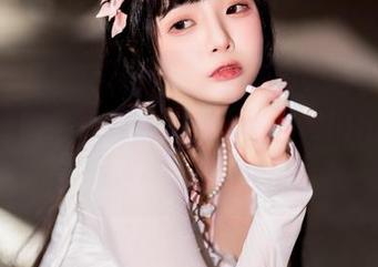 在图包里，落落Raku的写真幅幅都像画个小圈圈，带着轻松与随性～ShiningDays竟然无处不在！