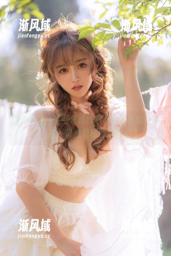 图片以外，过期米线线喵下的兔子女仆私拍，带点隐秘的趣味