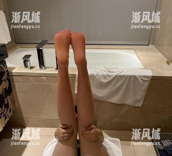 微密圈 - 原来黑丝还能这样穿!迷人的五姨太户外黑丝合集,先来添一份料!