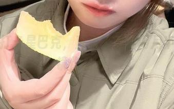 别再打卡星巴克，直接来下载闪月半的眼镜作品吧！