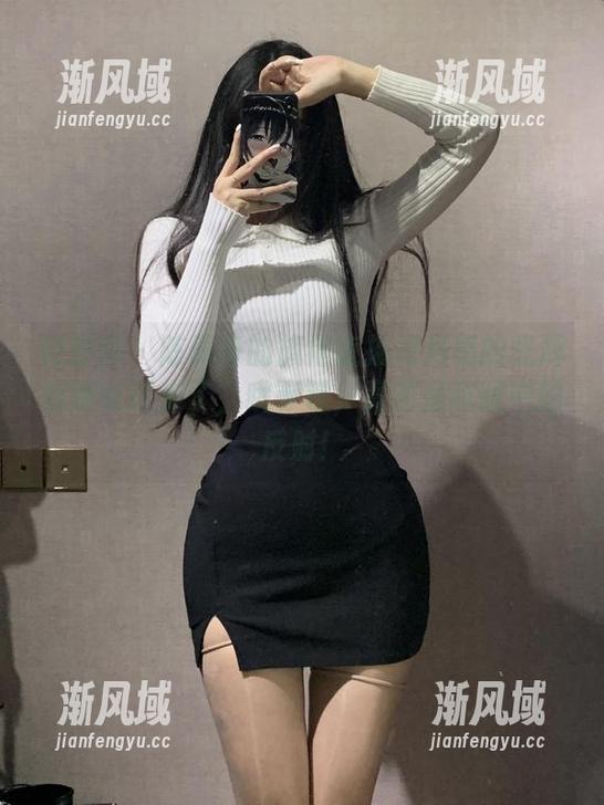 微密圈 - 陈佩奇的旗袍直接把月亮的光辉都吸引过来了，哦等等，竟然是我眼中的反射！